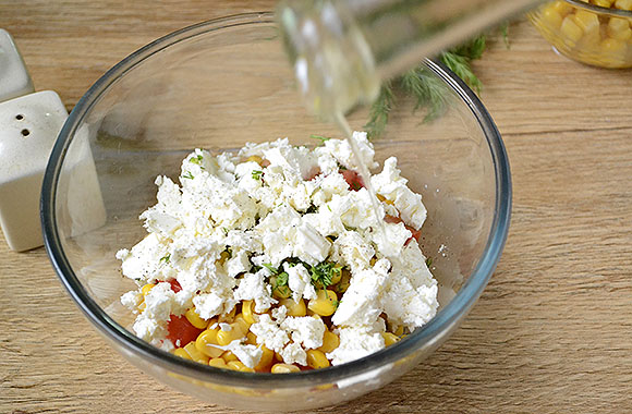 салат с кукурузой и сыром фета рецепт фото 9